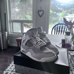 used like 5 times have a little wear and tear butother than that it’s a goodshoe